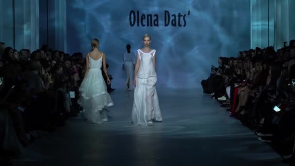 Modelo menina na passarela no desfile de moda — Vídeo de Stock