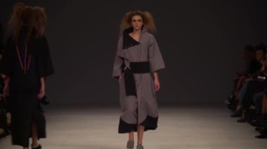 Moda gösterisinde podyumda manken kız.