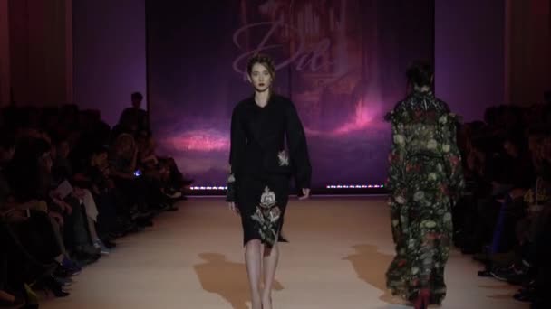 Ragazza modella in passerella alla sfilata di moda — Video Stock