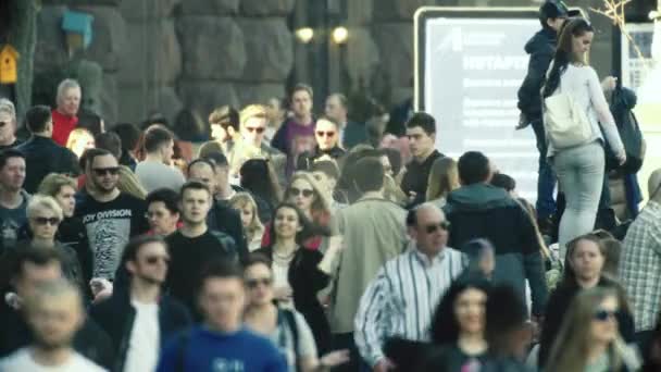 Kerumunan. Banyak orang berjalan di jalan. Kyiv. Ukraina — Stok Video