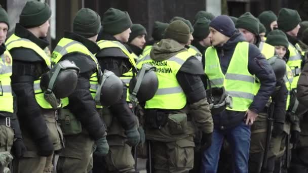 Oddział żołnierzy Gwardii Narodowej Ukrainy na ulicach Kijowa — Wideo stockowe