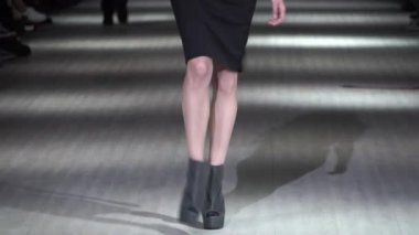 Moda gösterisinde podyumda manken kız.