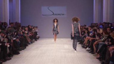 Moda gösterisinde podyumda manken kız.