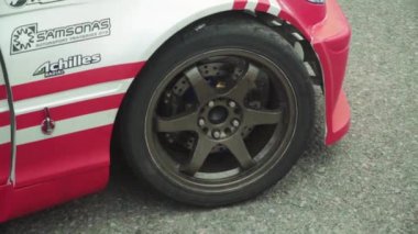 Pitstop 'ta yarış arabası. Araba sporu. Ağır çekim. Yarış. Kyiv. Ukrayna