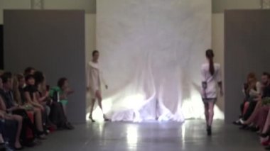 Moda gösterisinde podyumda manken kız.