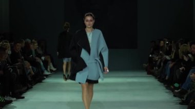 Moda gösterisinde podyumda manken kız.
