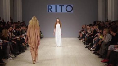 Moda gösterisinde podyumda manken kız.