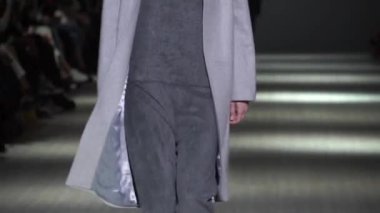 Moda gösterisinde podyumda manken kız.