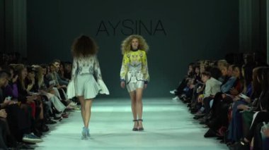 Moda gösterisinde podyumda manken kız.