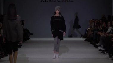 Moda gösterisinde podyumda manken kız.