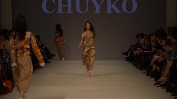 Meisje model op de catwalk bij fashion show — Stockvideo