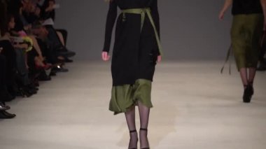 Moda gösterisinde podyumda manken kız.