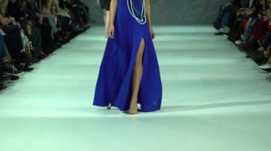 Moda gösterisinde podyumda manken kız.