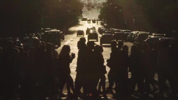 Les gens traversent la rue à un passage pour piétons. La foule. Kiev. Ukraine. Mouvement lent. — Video