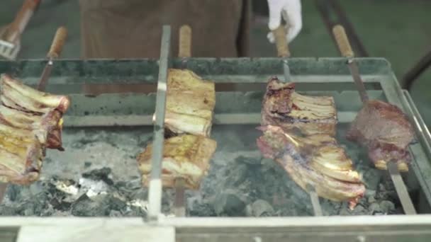 La carne è fritta su una griglia di ferro. Primo piano. B-B-Q . — Video Stock