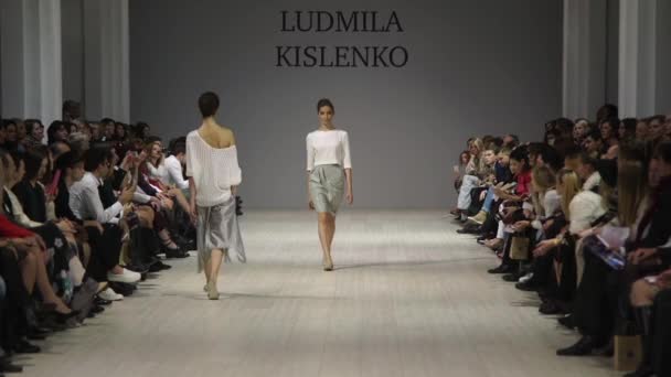 Girl model on the catwalk at fashion show — Stock Video