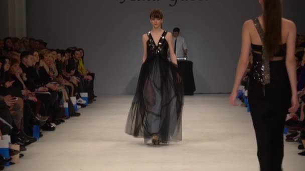 Meisje model op de catwalk bij fashion show — Stockvideo