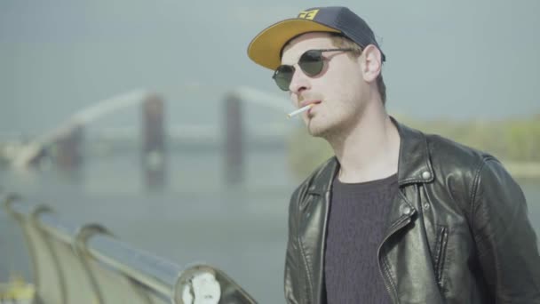 Ten chlap kouří cigaretu na ulici.. — Stock video