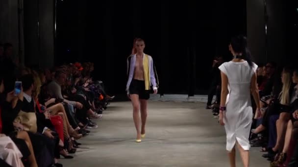 Modelo menina na passarela no desfile de moda — Vídeo de Stock