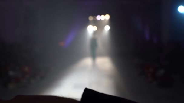 Meisje model op de catwalk bij fashion show — Stockvideo