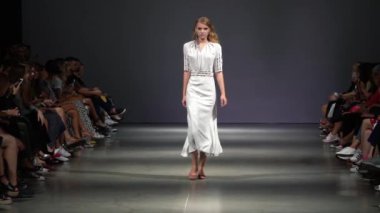 Moda gösterisinde podyumda manken kız.