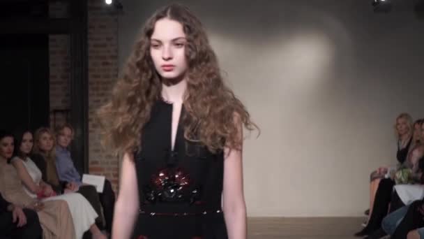 Meisje model op de catwalk bij fashion show — Stockvideo