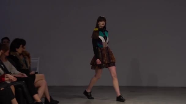 Meisje model op de catwalk bij fashion show — Stockvideo