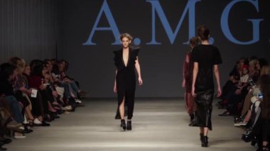Moda gösterisinde podyumda manken kız.