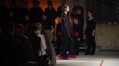 Moda gösterisinde podyumda manken kız.