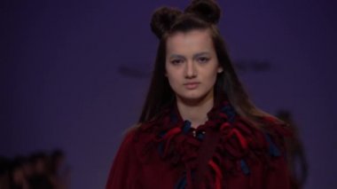Moda gösterisinde podyumda manken kız.