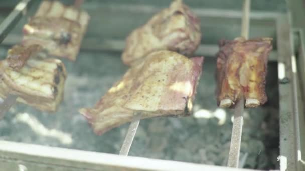 La carne è fritta su una griglia di ferro. Primo piano. B-B-Q . — Video Stock