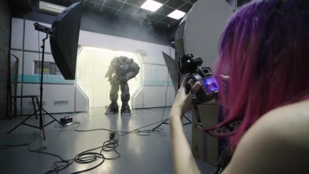 Séance photo dans les coulisses d'un studio. Comic con. Cosplay — Video