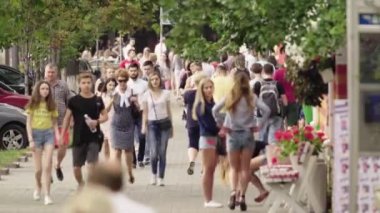Kalabalık. Birçok insan caddede yürür. Kyiv. Ukrayna