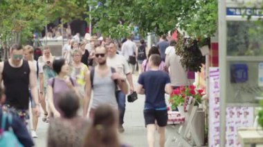 Sokakta yürüyen bir kalabalık. Ağır çekim. Kyiv. Ukrayna