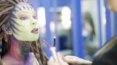 Kızları uydurma yöntemi. Ağır çekim. Comic con. KostümComment