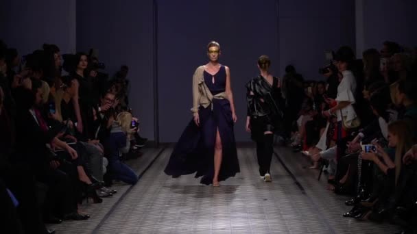 Gadis model di catwalk di fashion show — Stok Video