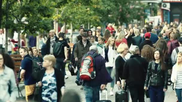 En folkmassa. Många går nerför gatan. Kiev. Ukraina — Stockvideo