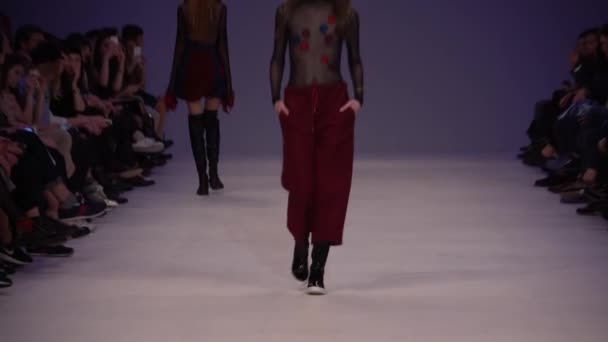 Modelo menina na passarela no desfile de moda — Vídeo de Stock