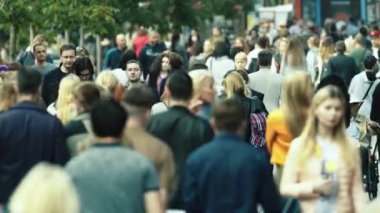 Kalabalık. Birçok insan caddede yürür. Kyiv. Ukrayna