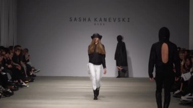 Moda gösterisinde podyumda manken kız.