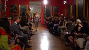 Moda gösterisinde podyumda manken kız.