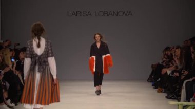 Moda gösterisinde podyumda manken kız.