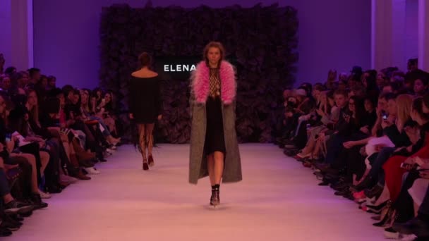 Meisje model op de catwalk bij fashion show — Stockvideo