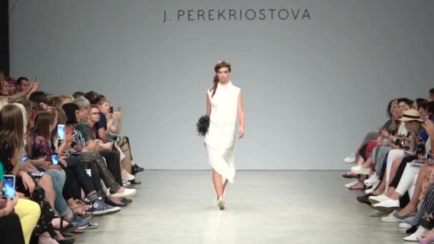 Meisje model op de catwalk bij fashion show — Stockvideo