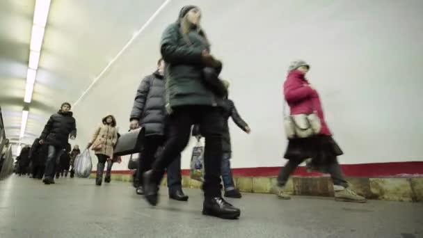 地下鉄の地下道を歩いている人々の群衆。キエフ。ウクライナ — ストック動画