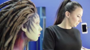 Kızları uydurma yöntemi. Ağır çekim. Comic con. KostümComment