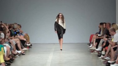 Moda gösterisinde podyumda manken kız.