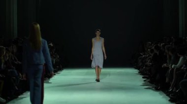 Moda gösterisinde podyumda manken kız.