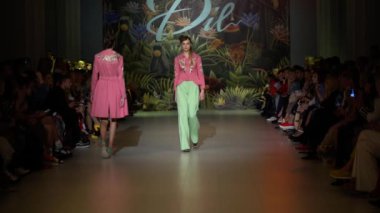 Moda gösterisinde podyumda manken kız.