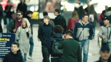 Kalabalık. Birçok insan caddede yürür. Kyiv. Ukrayna